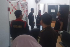 Penyidik Kejari Prabumulih Geledah Kantor KPU 