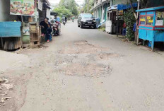 Lubang Besar di Jalan Balayuda Muhammadiyah