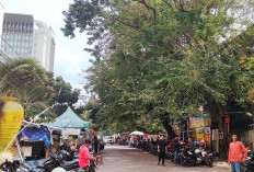Gerobak Kuliner dan Parkir Motor Luar PS Mall Semakin Ramai