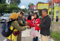 PDIP-Perjuangan Sumsel Bagi-Bagi Takjil Ke Masyarakat 