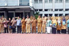 Serahkan SK Pensiunan Pegawai dan Bantuan Purna Bakti Korpri