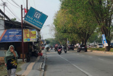 Papan Nama Pinggir Jalan Hampir Terlepas