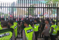Polisi Kawal Ribuan Mahasiswa Masuk Halaman DPRD Sumsel 