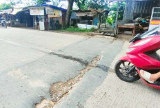 Lubang Panjang jadi Jebakan Kendaraan saat Melintas