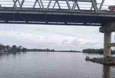 Nihil, Kapal Batubara Melintas di Jembatan P6 Lalan Muba