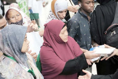 Rita Suryani Sedekah di Pelataran Masjidil Haram