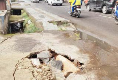 Lubang Besar di Depan Jalan Korem 044/Gapo