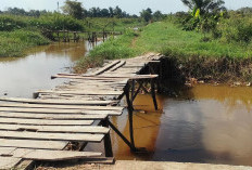 Jembatan Penghubung Dua Jalan Masih Terbuat dari Kayu