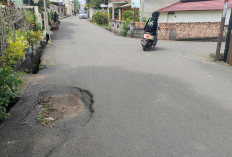 Lubang Besar di Persimpangan Tiga Jalan Aman dan Tri Sukses