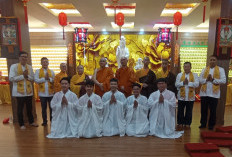 Sambut Imlek, Ratusan Umat Buddha Gelar Sembahyang Pertobatan di Palembang
