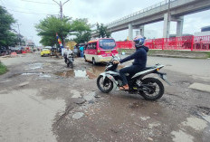 Lubang Besar di Samping Jembatan Ampera