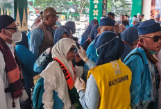 Cek Suhu Tubuh, Jemaah Haji Kloter 4 Asal Palembang Tiba di Asrama 