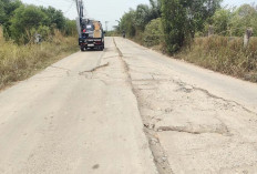 Retak dan Berlubang Makin Besar Badan Jalan di Lebung Permai 