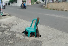 Lubang Besar Tepat di Tengah Jalan