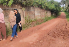 Aspal Jalan Ujung Landasan Sukarami Jadi Tanah