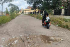Besi Timbul di Badan Jalan Cor Beton Warga Samping DPDR Sumsel