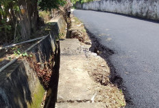 Proyek Peningkatan Jalan Aspal di  Jalan Ade Irma Rusak Drainase