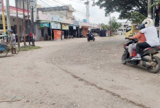 Jalan Berlubang Tak Kunjung Diperbaiki