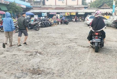 Halaman Parkir Pasar Palimo Banyak Lubang