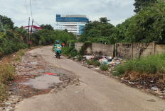 Jalan Lebak Sebatok Berlubang dan Beraroma Tidak Sedap