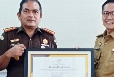 Ratu Dewa Beri Penghargaan Jaksa Pengacara Negara Kejari Palembang