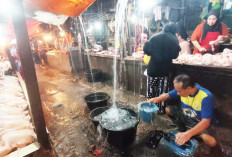 Disaat Hujan Turun, Lapak Jualan Pedagang Banyak Yang Basah