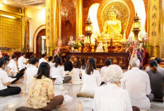 Ibadah di Vihara, Umat Buddha Menapaki Jalan Kebijaksanaan dan Kedamaian Batin
