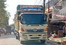 Tronton dan FUSO Lewat Jalan-jalan di Kecamatan Sako