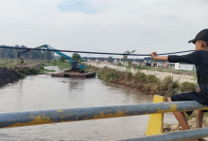 Sungai Dangkal Turunkan Alat Berat