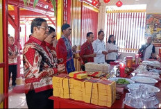 Sambut Hari  Bacang, Kelenteng Hoei Hoen Tong Bagikan Minyak Obat, Terbuat dari 80 Jenis Tumbuhan