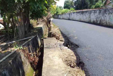 Proyek Peningkatan Jalan Aspal di  Jalan Ade Irma Rusak Drainase