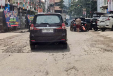 Banyak Lubang Jalanan dan Krikil Aspalnya Bertebaran