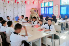 Ujung Tahun SD di Lahat Dapat Kursi Baru