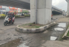 Sepanjang Jl Mayjen Ryacudu 8/9 Ulu di Bawah Tiang LRT Banyak Berlubang
