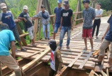 Jembatan Desa Mukut Banyuasin Rusak Parah