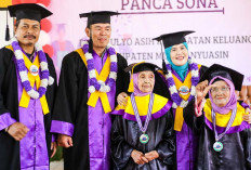 Pertama di Muba, Puluhan Lansia Diwisuda