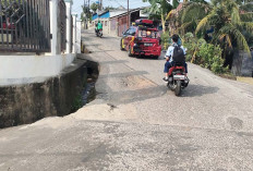 Turunan di jalan Letnan Murod Ujung Banyak Lubang