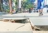 Keramik Trotoar Pejalan Kaki di Pelataran Masjid Agung Palembang Banyak Rusak, Pengunjung Diminta Waspada