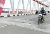 Ada Lubang di Atas Jembatan Musi 6