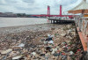 Sampah Berserakkan di Bawah Dermaga Kampung Kapitan