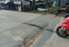 Lubang Memanjang di Jalan Syakyakirti Tak Kunjung Diperbaiki, Pengendara Diminta Waspada