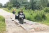 Warga Berharap Dibagun Jembatan Beton, Kerap Terjadi Selip Ban Mobil