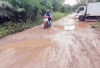 Akses Jalan Perumahan Mirip Kubangan Licin dan Berlubang Besar