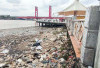 Sampah Berserakan di Bawah Dermaga Kampung Kapitan