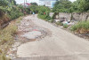 Jalan Lebak Sebatok Berlubang dan Beraroma Tidak Sedap