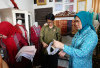 Ketua TP PKK Sumsel Hj Feby Deru, Tenun Serat Nanas Naik Kelas 