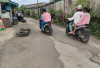 Jalan Berlubang di Kawasan Mayor Wiratno Kelurahan Sungai Buah