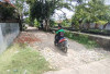 Jalan Samping Aliran Sungai (DAS) DPRD Sumsel Rusak dan Berlubang