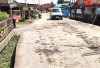 Sebagain Badan Jalan RW Mangonsidi Berlubang