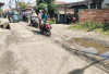 Jalan Gotong Royong Kertapati Masih Berlubang